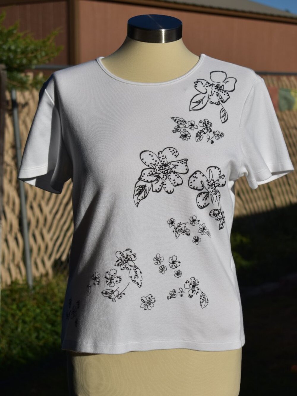 Casual Corner Annex White Cotton Pullover Top w/Black Beaded Flowers on Side